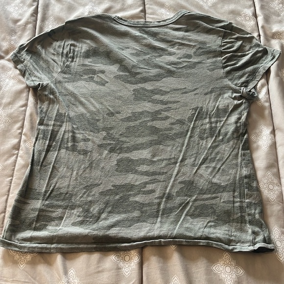 Universal Thread Camo V-Neck Tshirt Size Medium - Picture 2 of 3